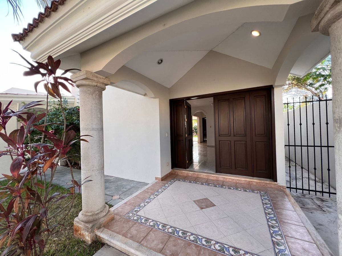 40 de 45: PORCHE ENTRADA PRINCIPAL