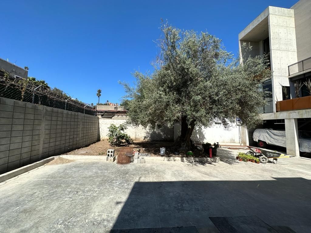 2 of 20: Estacionamiento , con area verde