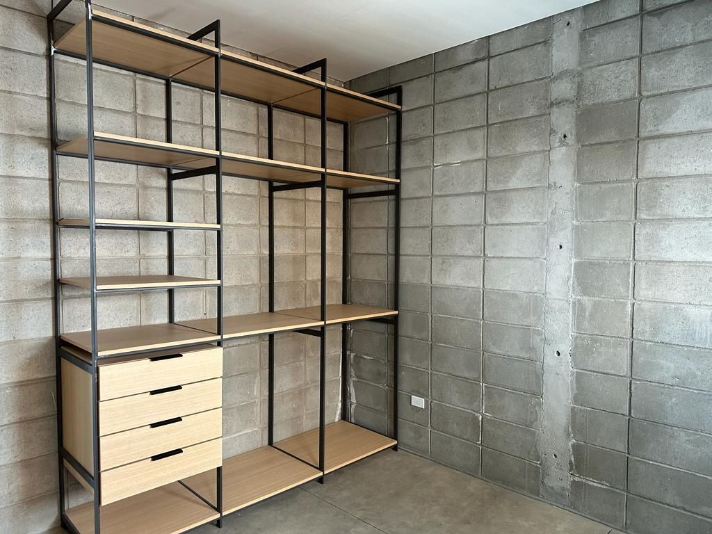 16 of 20: Recamara secundaria closet abierto