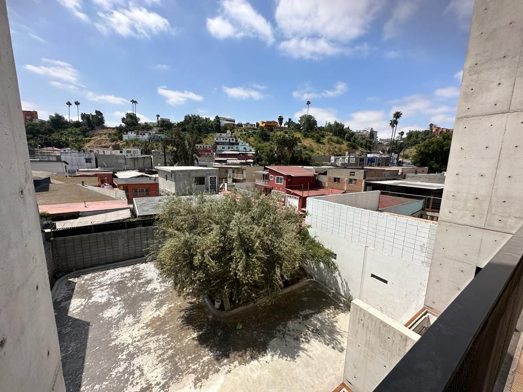 14 of 20: EStacionamiento y area verde