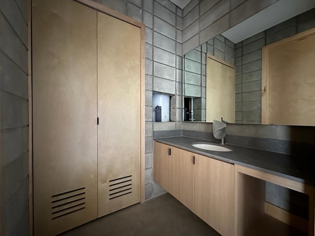 18 of 20: Lavamanos independiente al WC, acceso a lavanderia