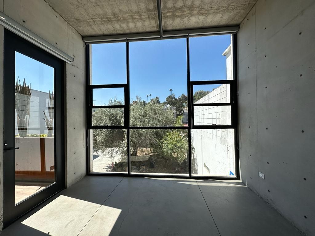 11 of 20: Recamara principal con acceso a terraza