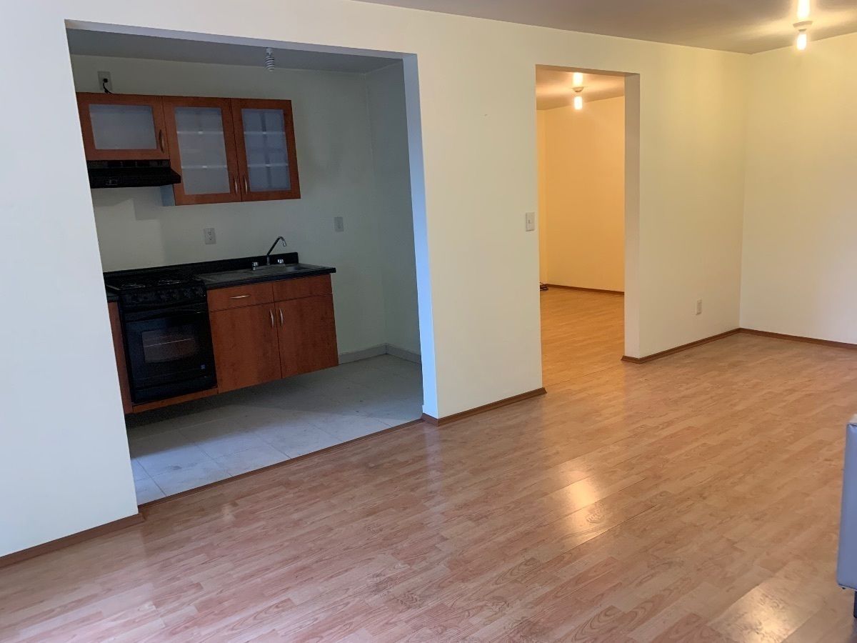 Estancia con cocina abierta y acceso a sala de tv