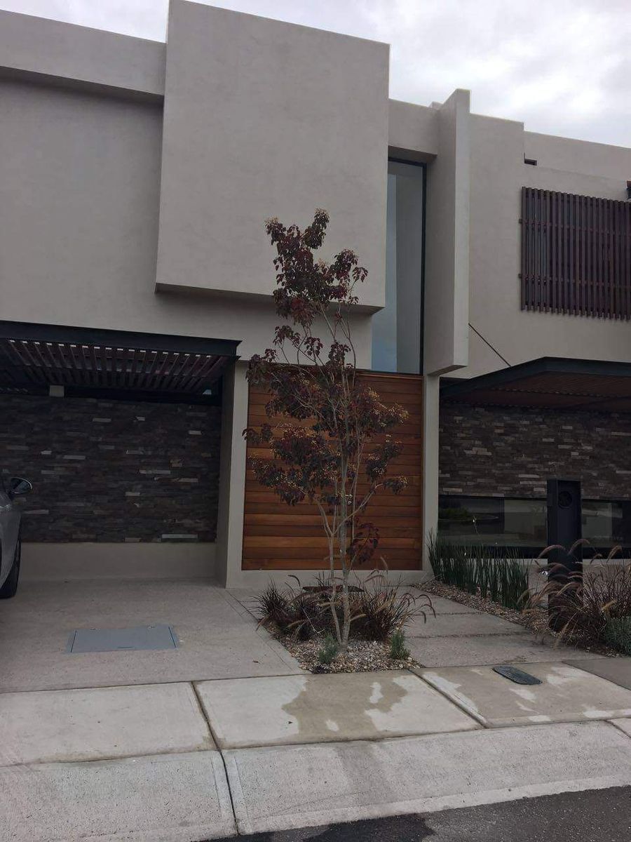 2 de 24: Fachada principal