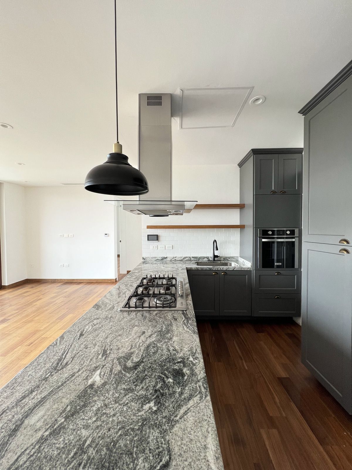 3 de 28: Cocina con cubierta de mármol viscount white