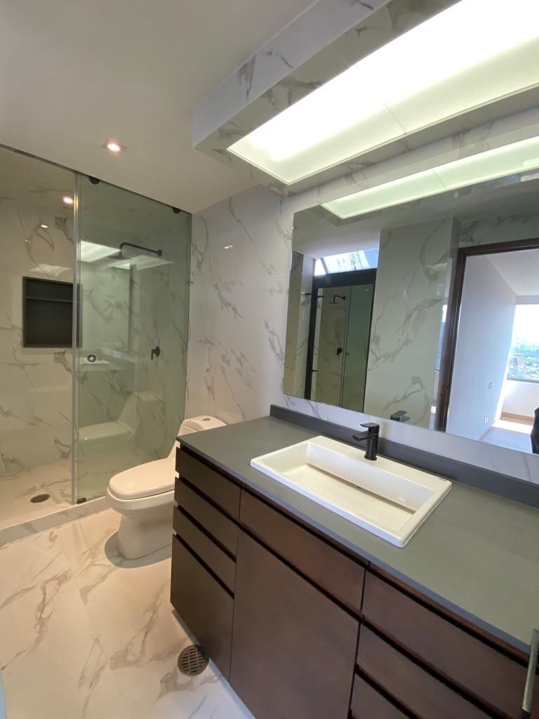 13 de 24: Espectacular baño de recámara secundaria