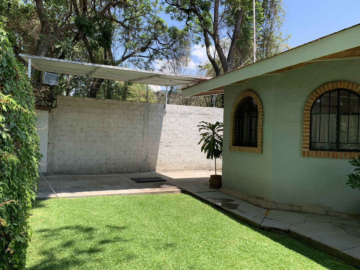 1 de 22: Jardín frontal y cochera techada