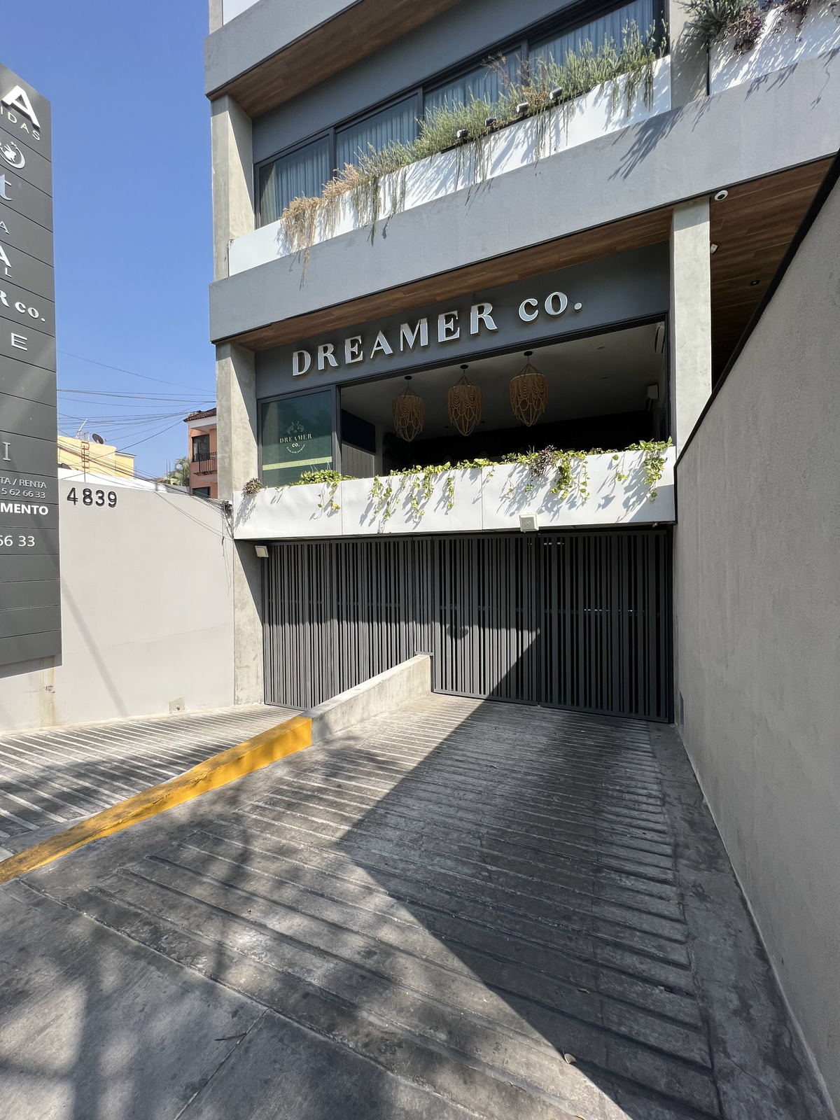 24 of 28: Acceso Vehicular