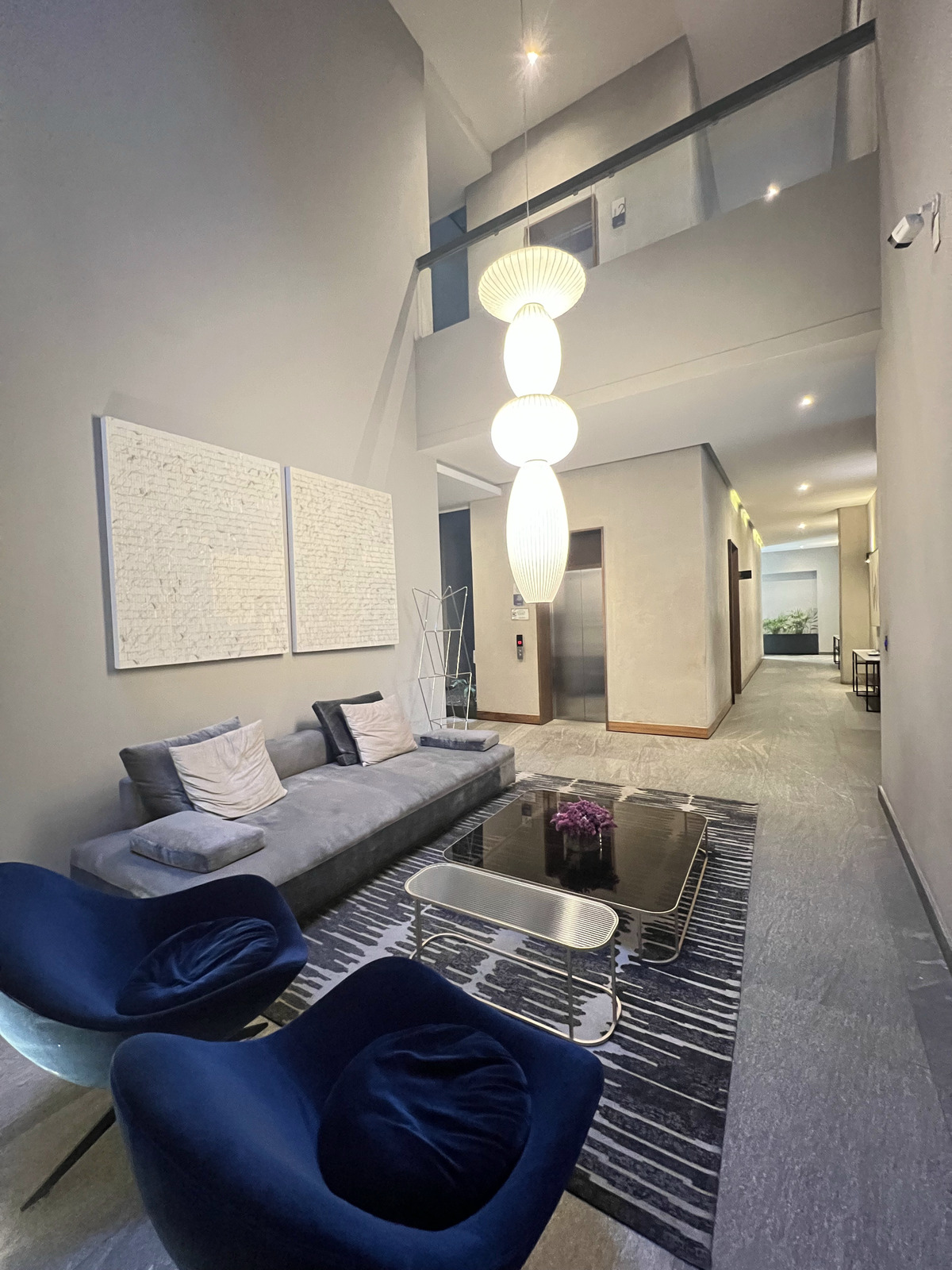 25 of 28: Lobby de visitas