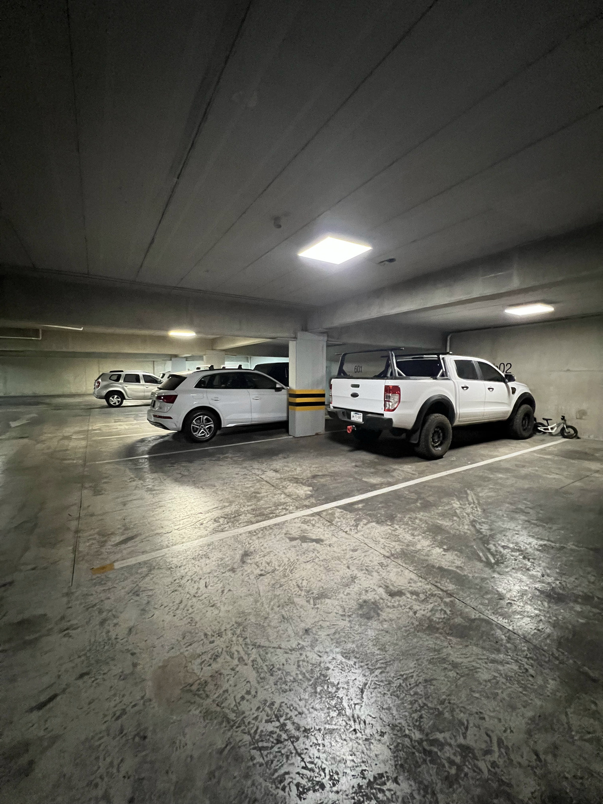 28 of 28: Estacionamiento