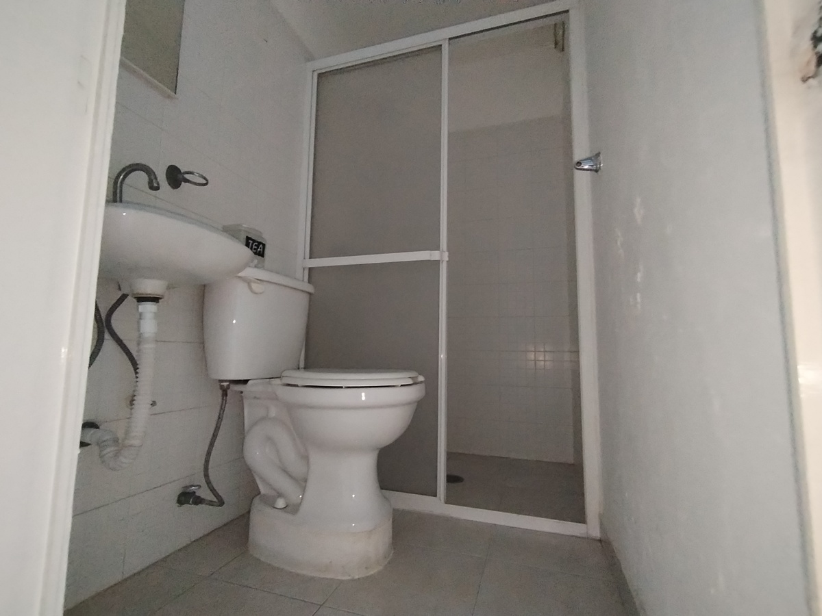6 de 36: BAÑO CUBICULO NO. 1
