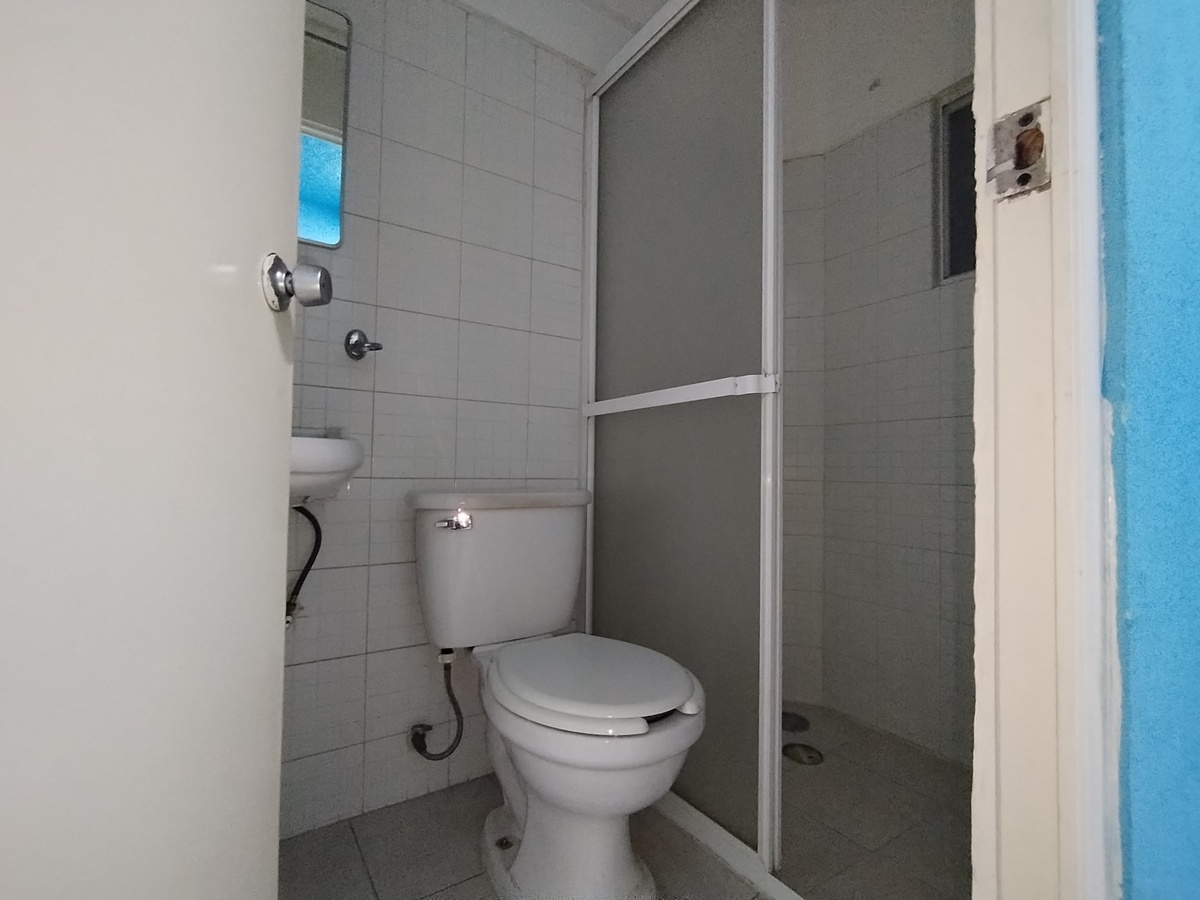 25 de 37: BAÑO CUBICULO NO. 4