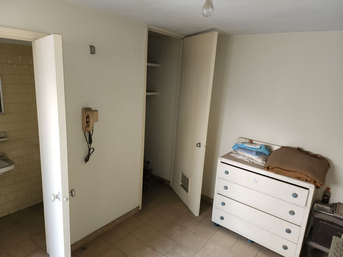 habitacion de servicio con baño y closeth