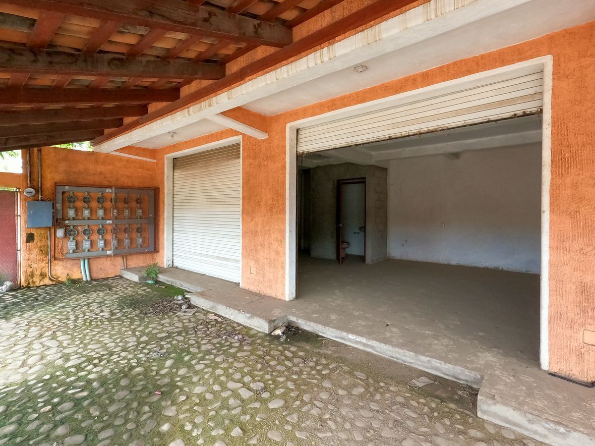 3 of 20: 6 locales comerciales