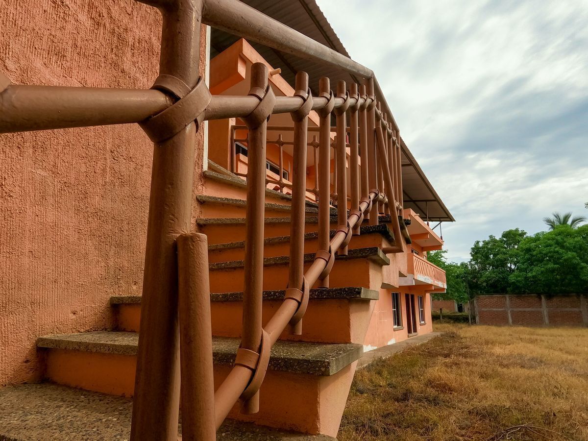 4 of 20: escaleras para los departamentos