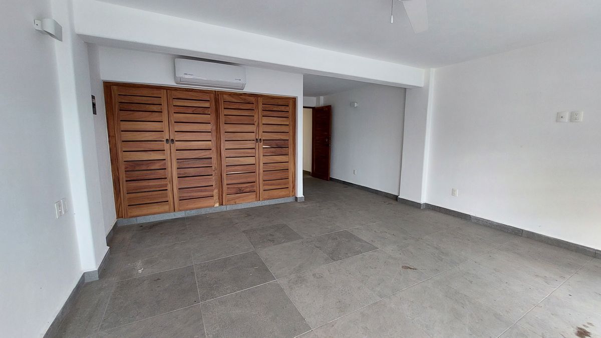 1 of 8: Amplia oficina o estudio con aire acondicionado y closet