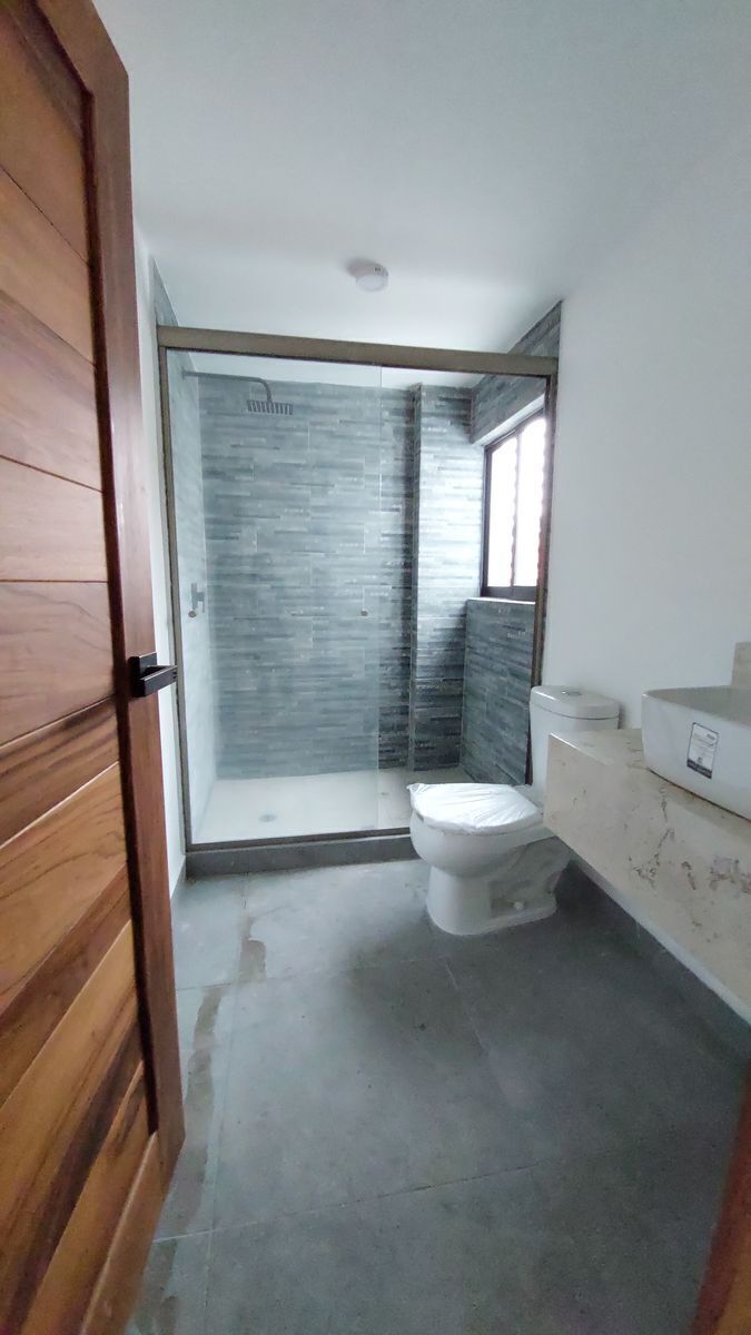 3 of 8: baño innovador  y con materiales de gran calidad como marmol