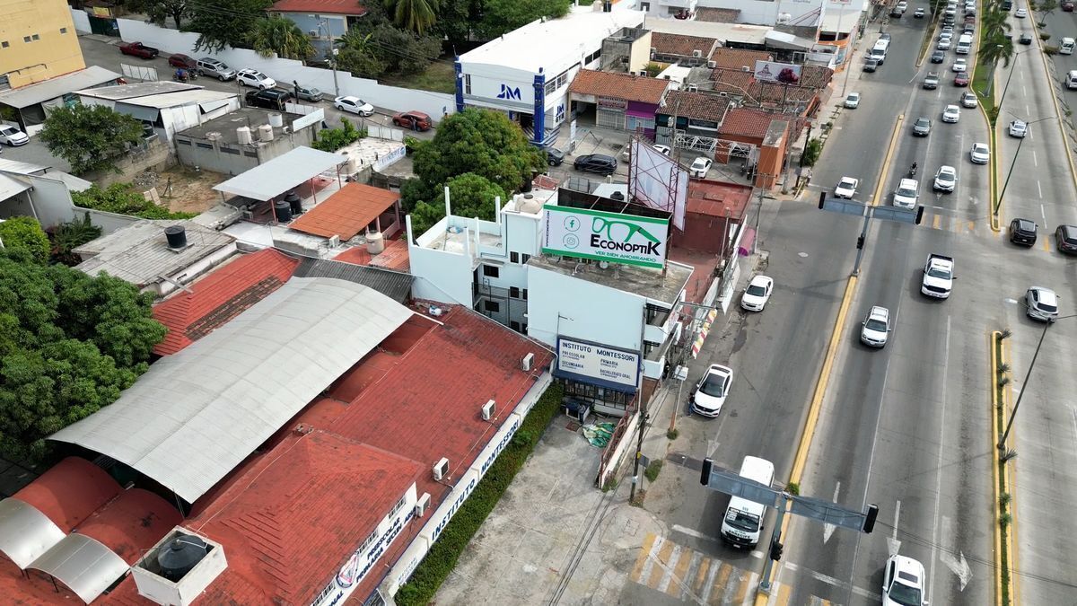 5 of 8: El edificio a lado del colegio Montessori sobre av principal