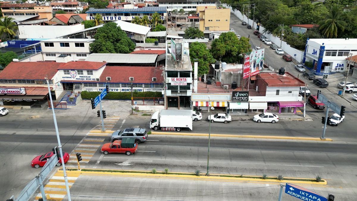2 of 8: Edificio de 3 niveles a lado de escuela Montessori