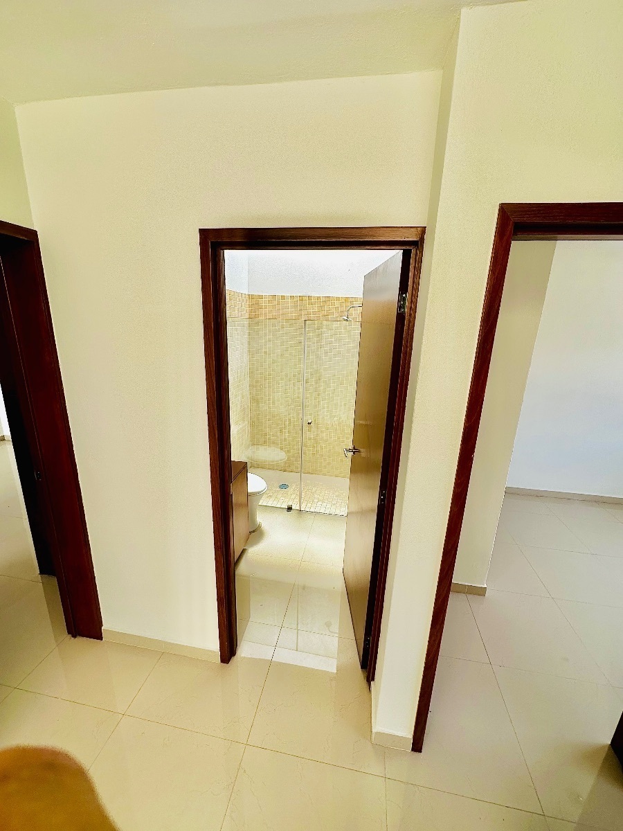 4 of 11: Baño completo en segundo piso