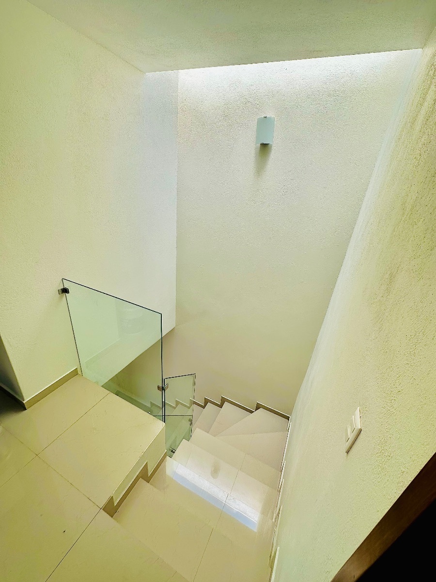 3 of 11: Escaleras