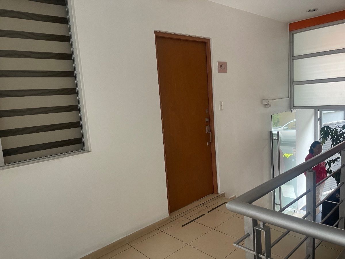 2 of 19: Puerta de acceso al depto