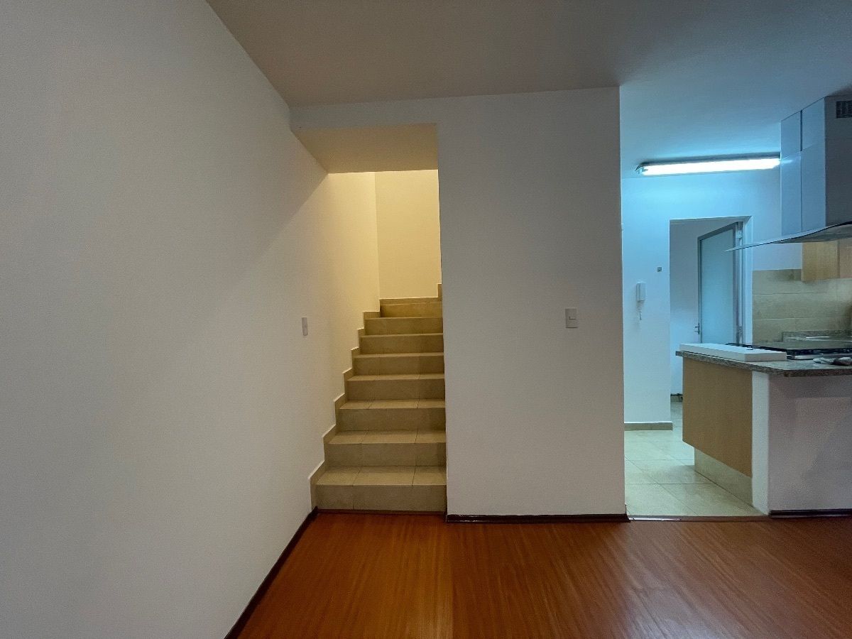 6 of 19: Escaleras a las recamaras