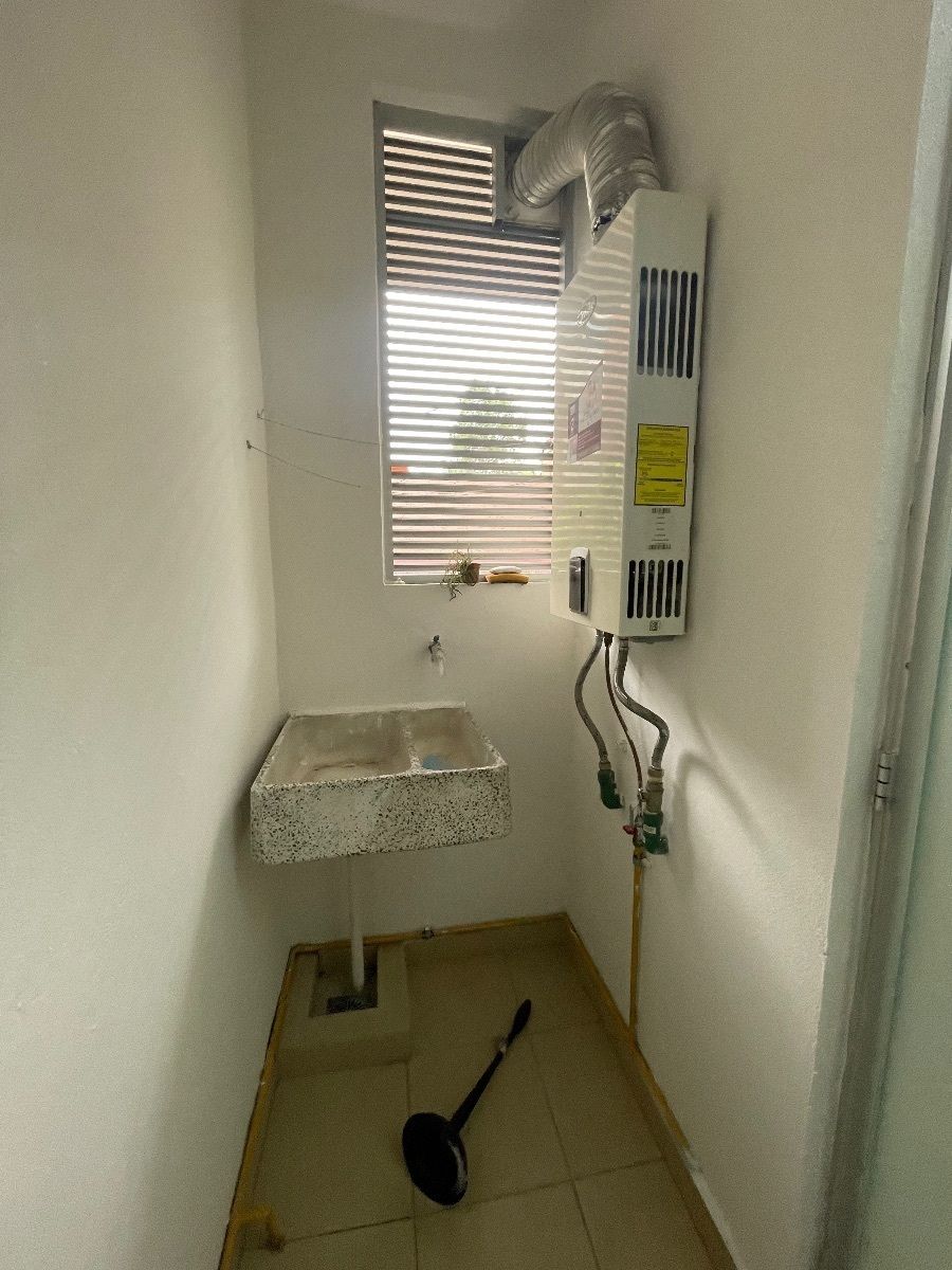 7 of 19: Cuarto de lavado a un costado de la cocina