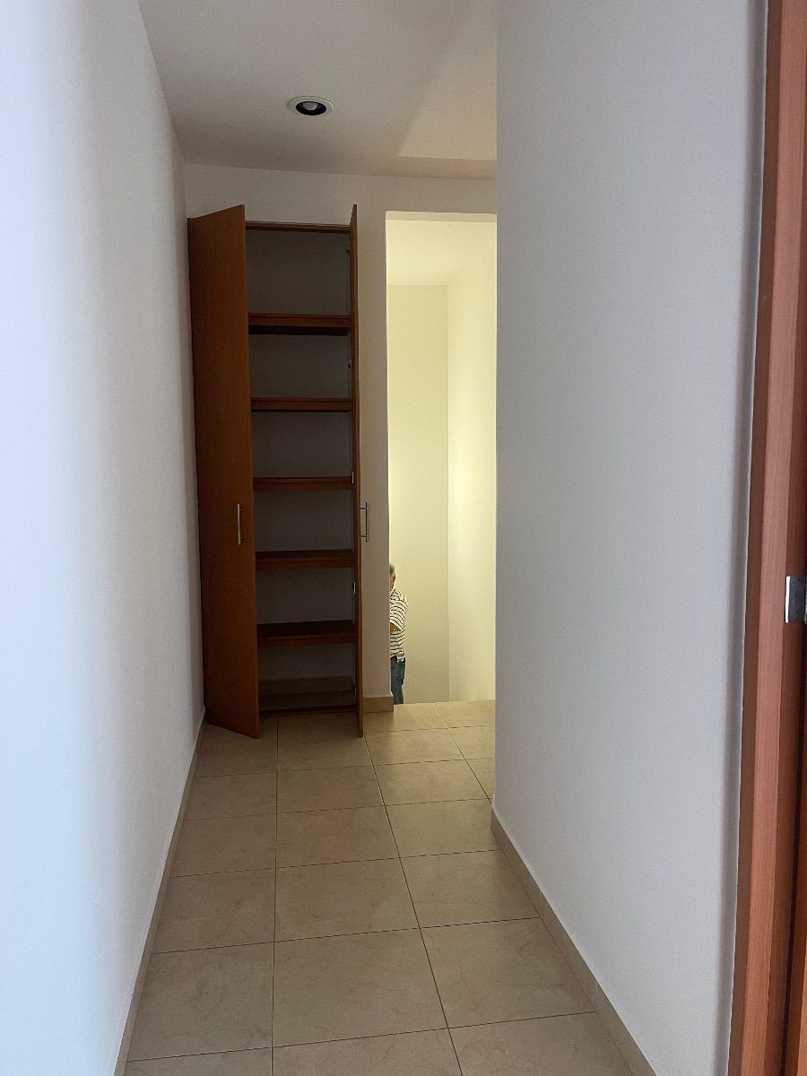 9 of 19: Pasillo con closet de blancos