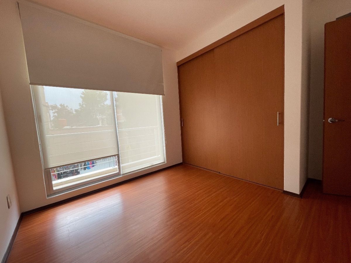 14 of 19: Recámara principal con vestidor y baño