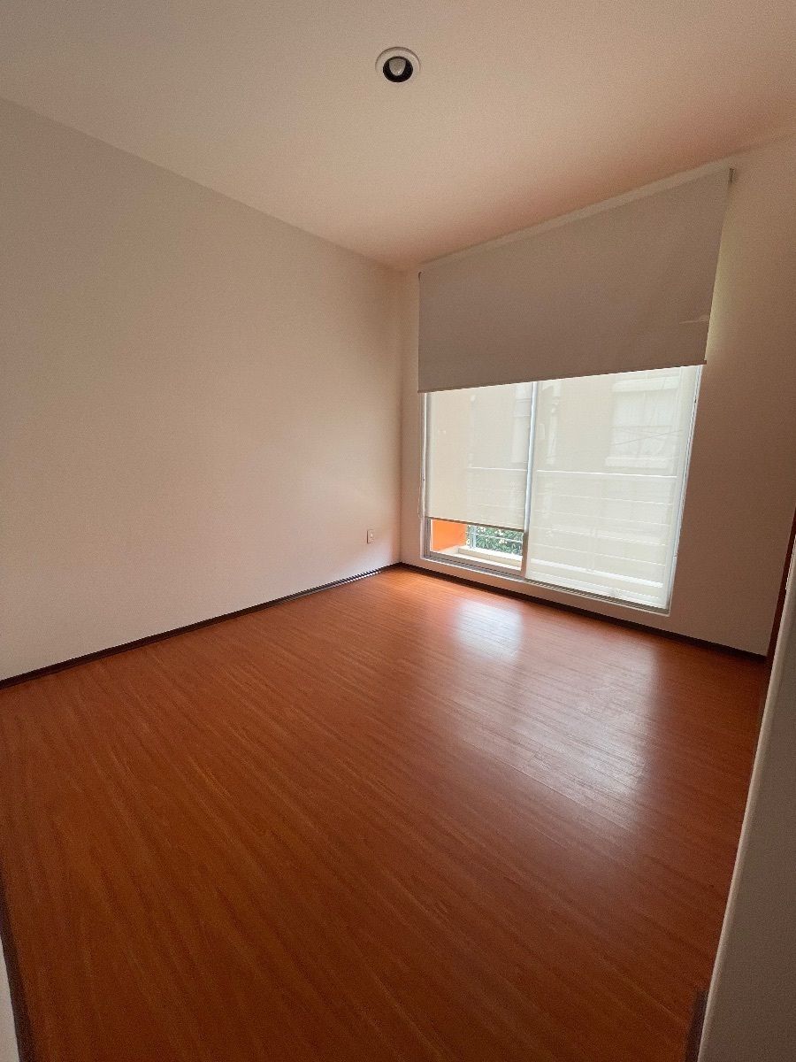 11 of 19: Balcón en recámara principal y persianas