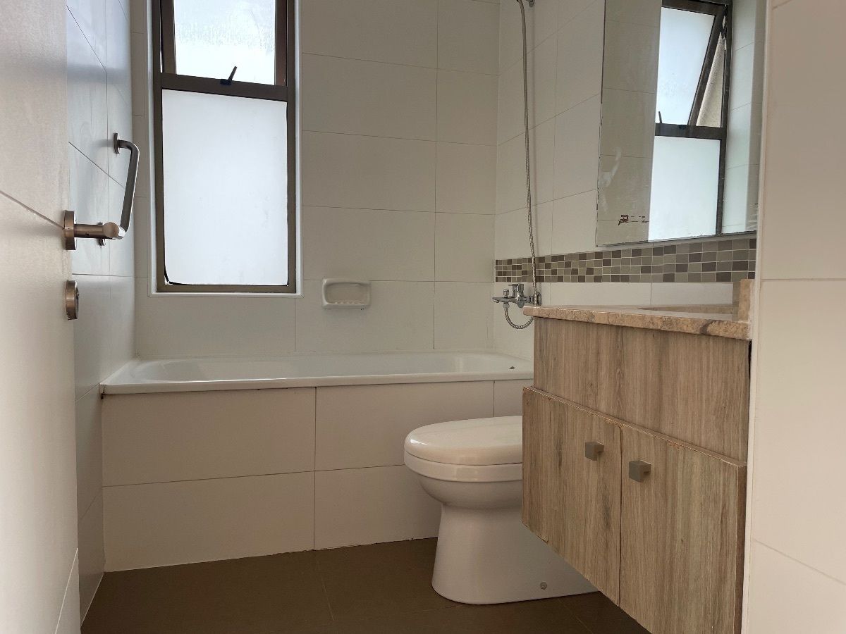 12 de 19: Baño principal completo con ventilación natural