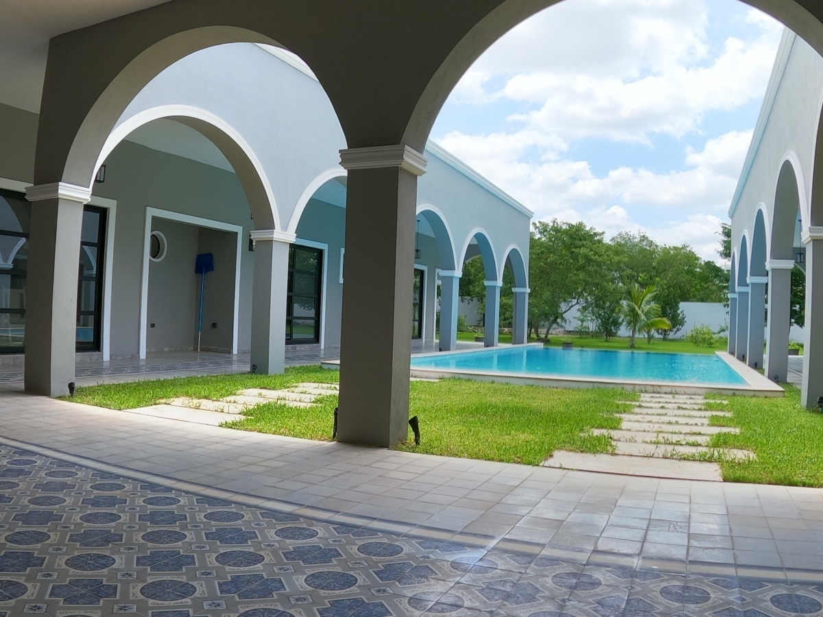 5 de 13: pasillo exterior y piscina / mayanlife.mx