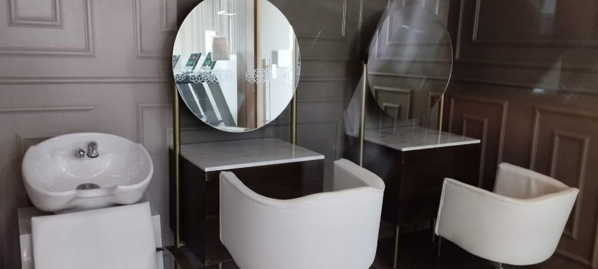 17 of 28: SALON DE BELLEZA