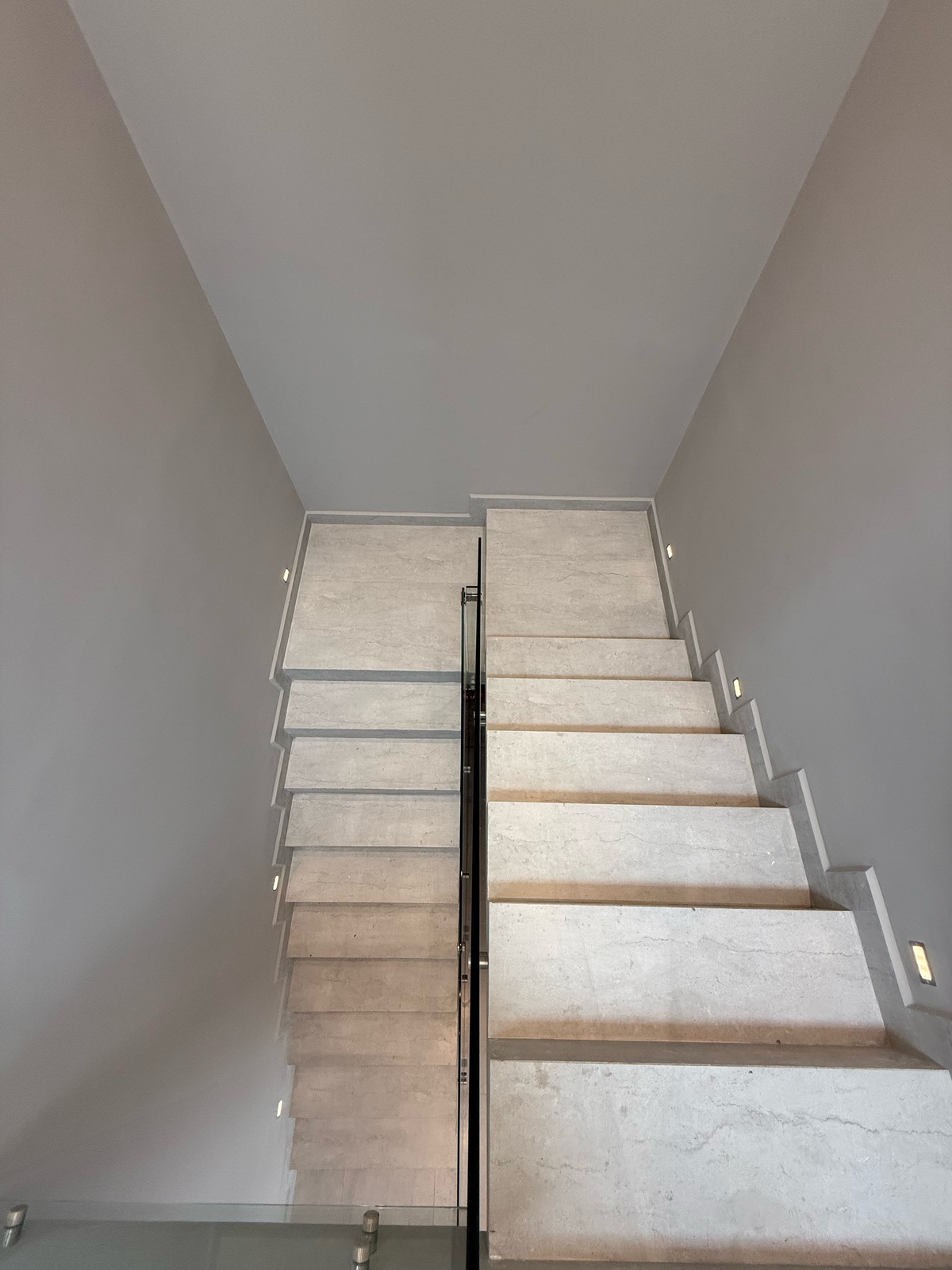 5 of 27: Escaleras