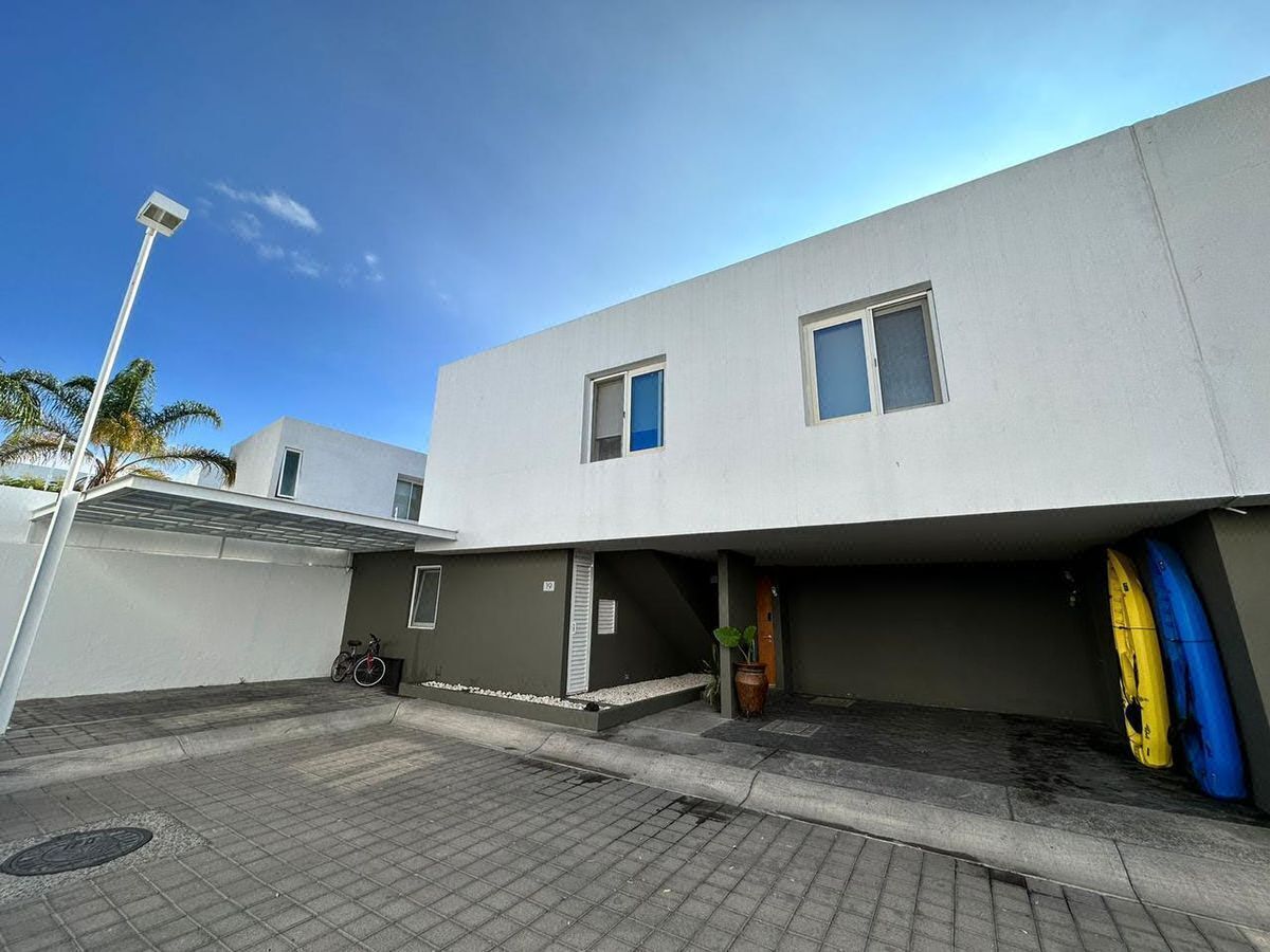 Casa en venta de CAISA en Juriquilla Santa Fe con cto de servicio en esquina.