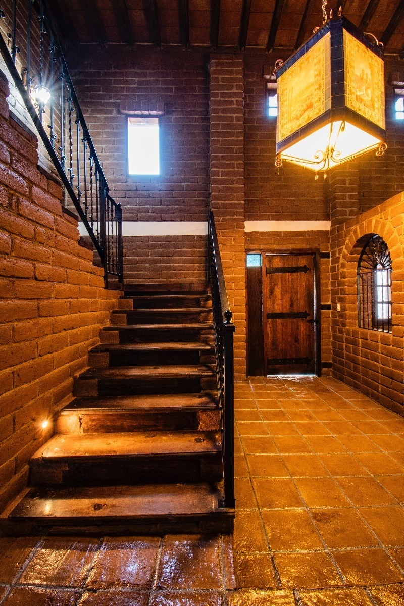 23 de 47: Escalera y puerta principal