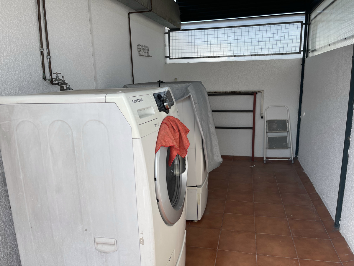 30 de 32: Area de lavado, con lavadora y secadora