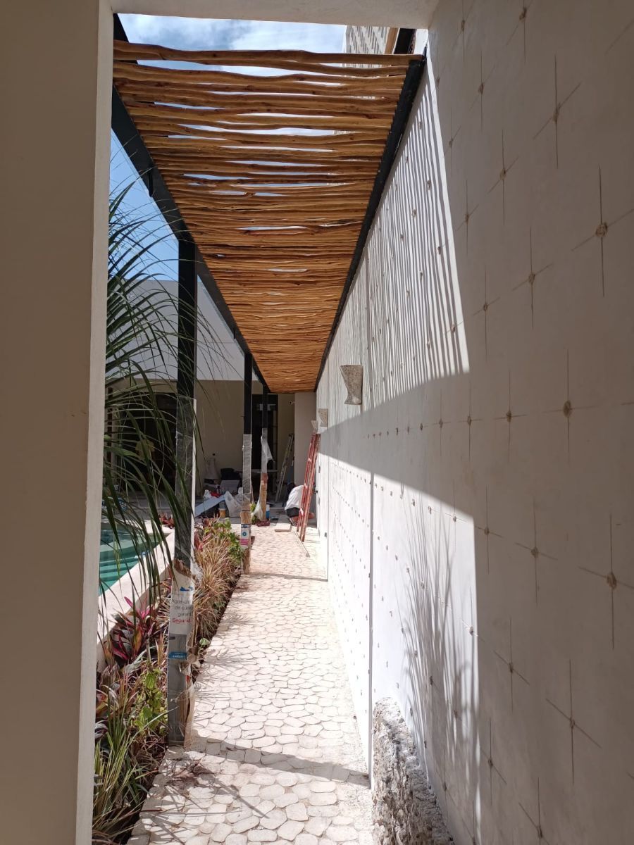 5 de 48: Pasillo techado