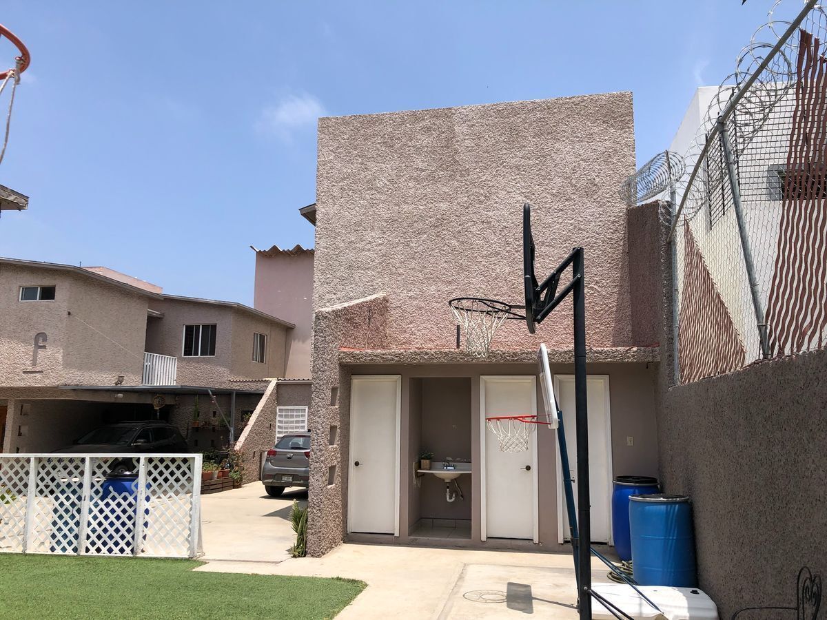 28 de 28: Vista lateral de la casa desde común del condominio