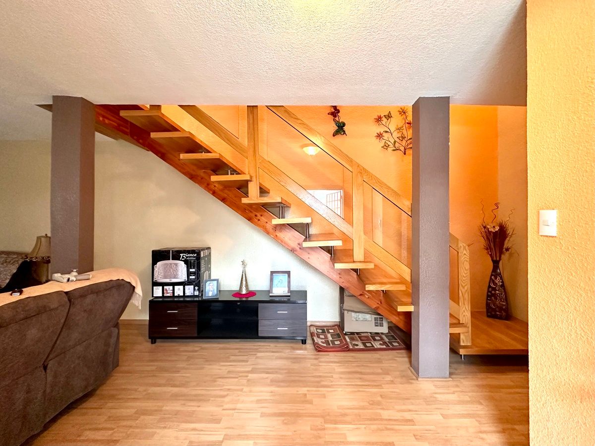 5 de 28: Recibidor / escaleras