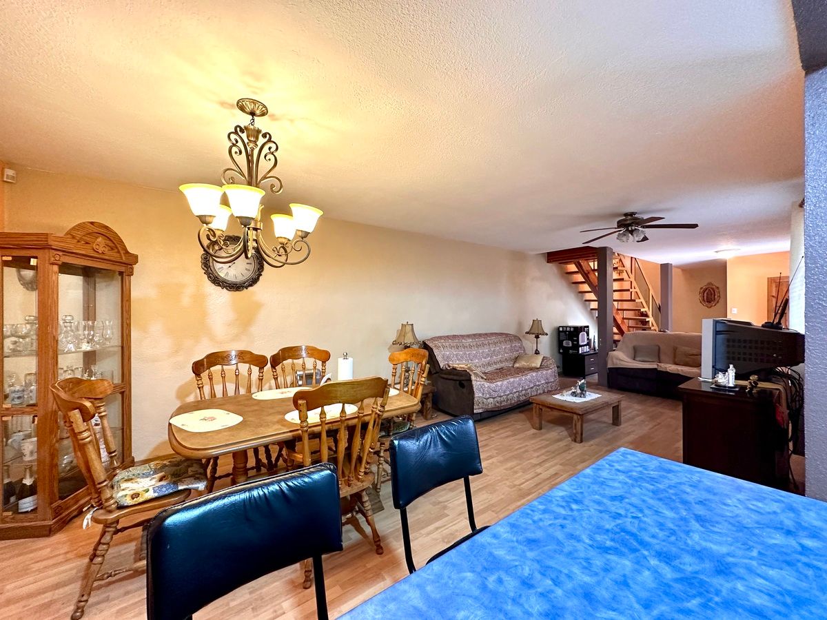 12 de 28: Comedor / sala vista desde la cocina