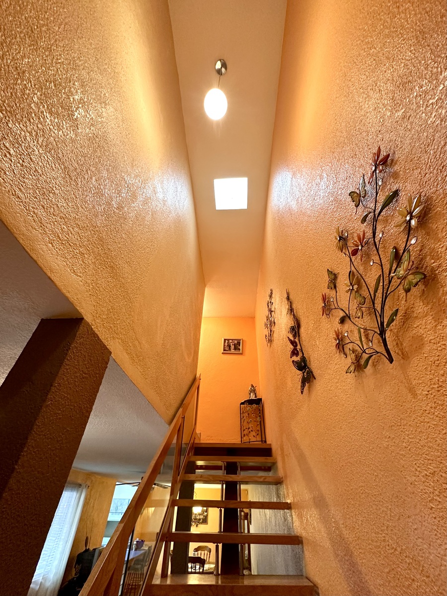 16 de 28: Escaleras con iluminación natural