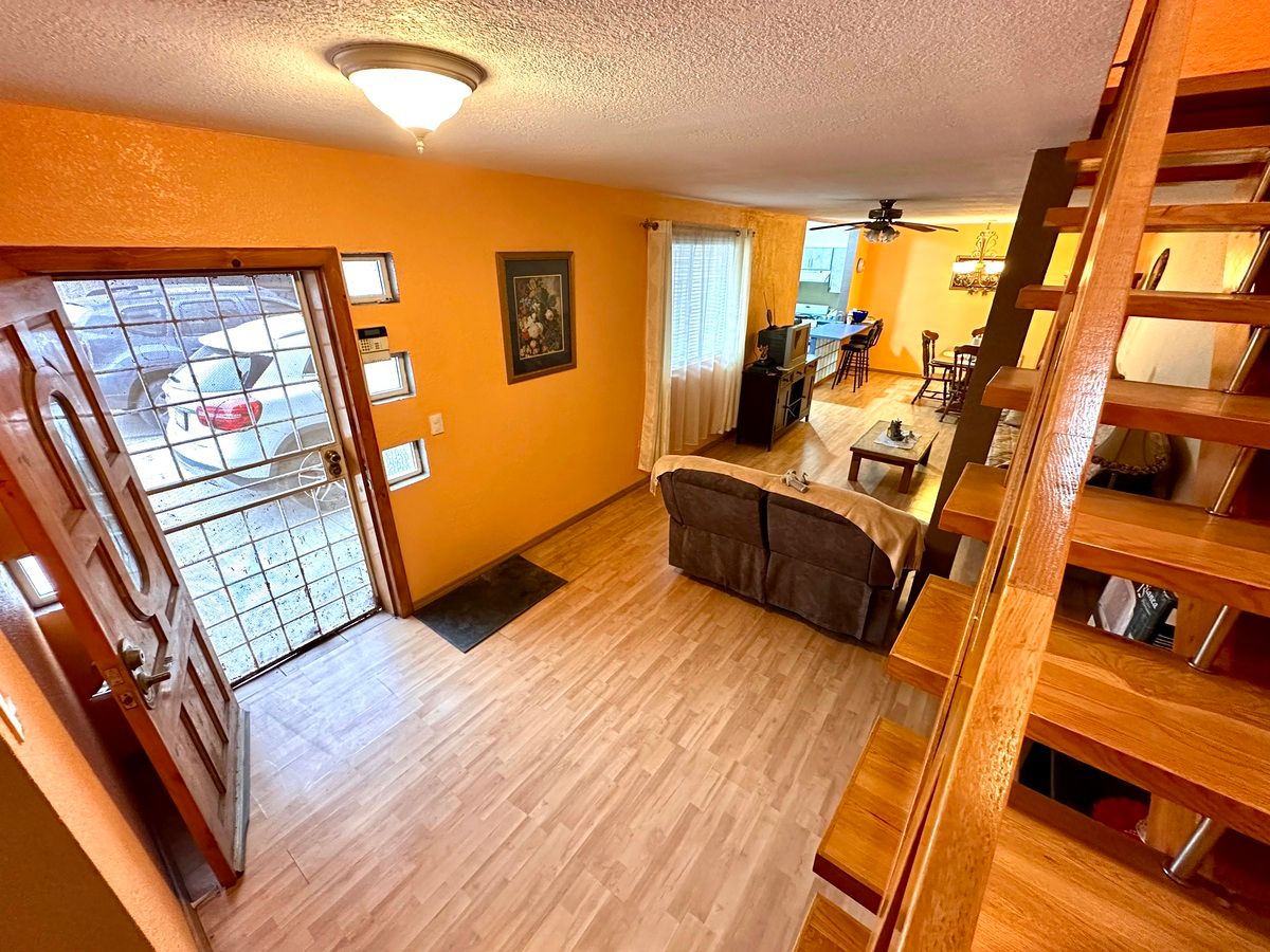 17 de 28: Amplia sala / comedor (12 metros lineales - 39 feet)