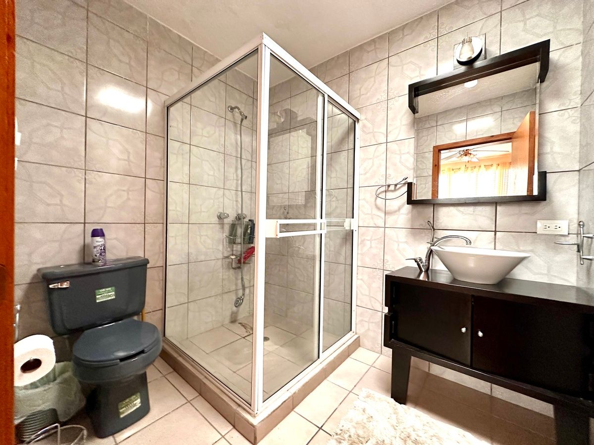 23 de 28: Baño completo común en planta alta