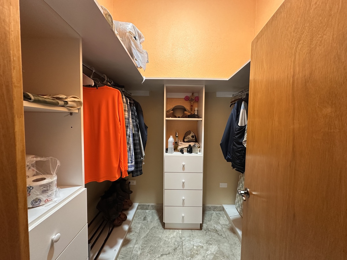 26 de 28: Vestidor en recámara principal