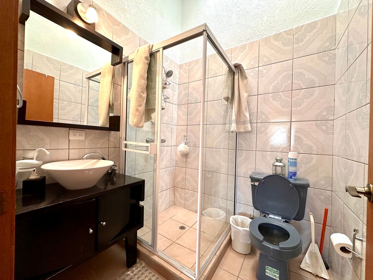 27 de 28: Baño completo privado en recámara principal