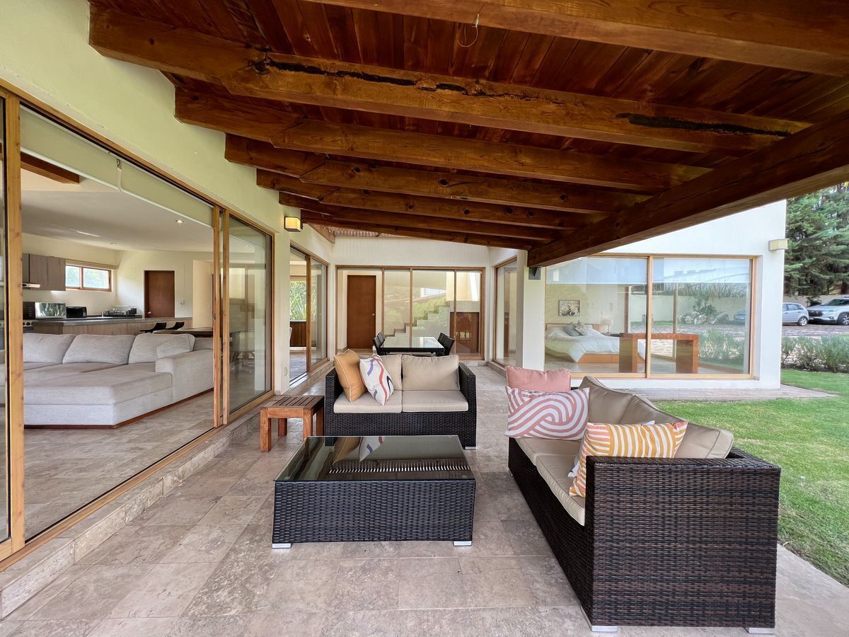 3 de 19: Sala con vista al jardín