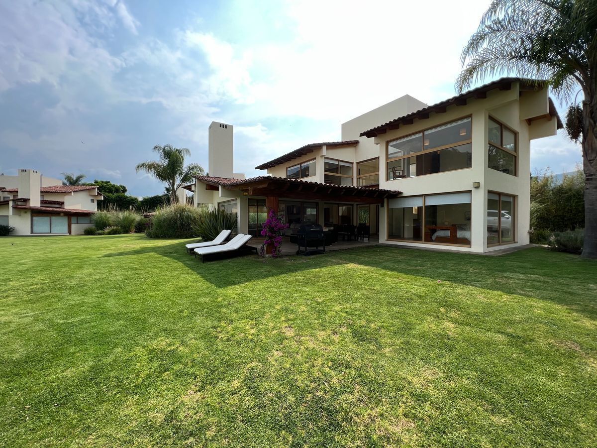 4 de 19: Fachada con jardín