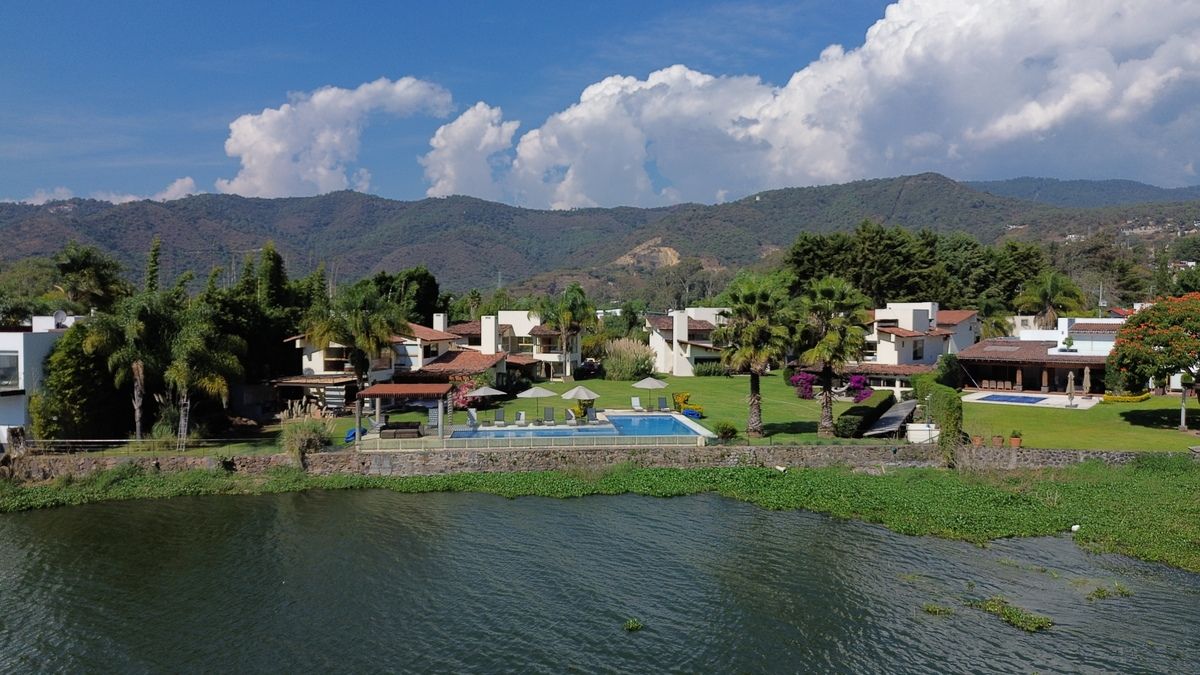 1 de 25: Vista al lago